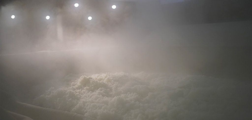 公式トップの酒造り紹介に掲載された、湯気の立つ蒸米
