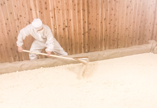 みそ用麹の仕込み作業