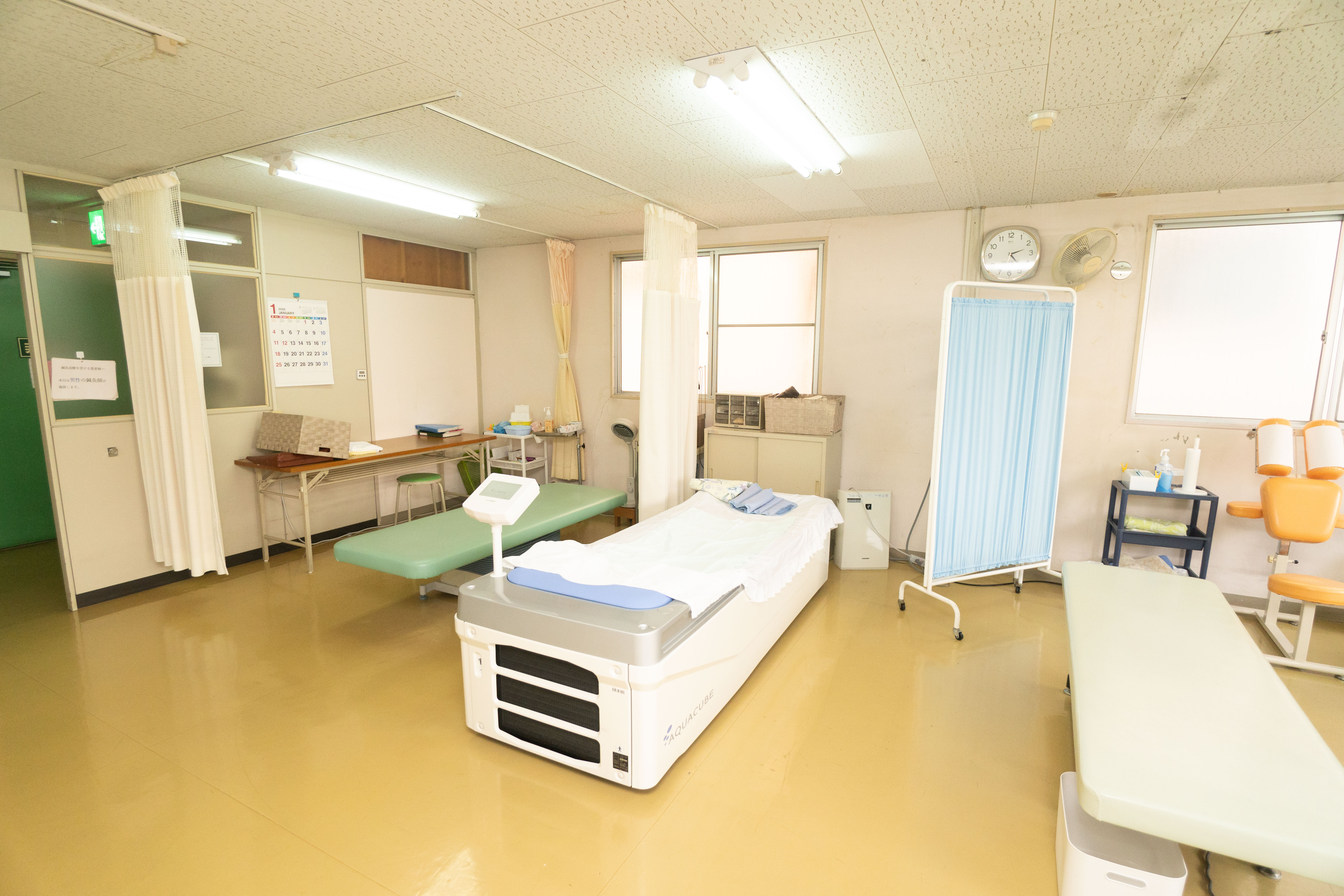 器具と手すりを備えたリハビリテーション室