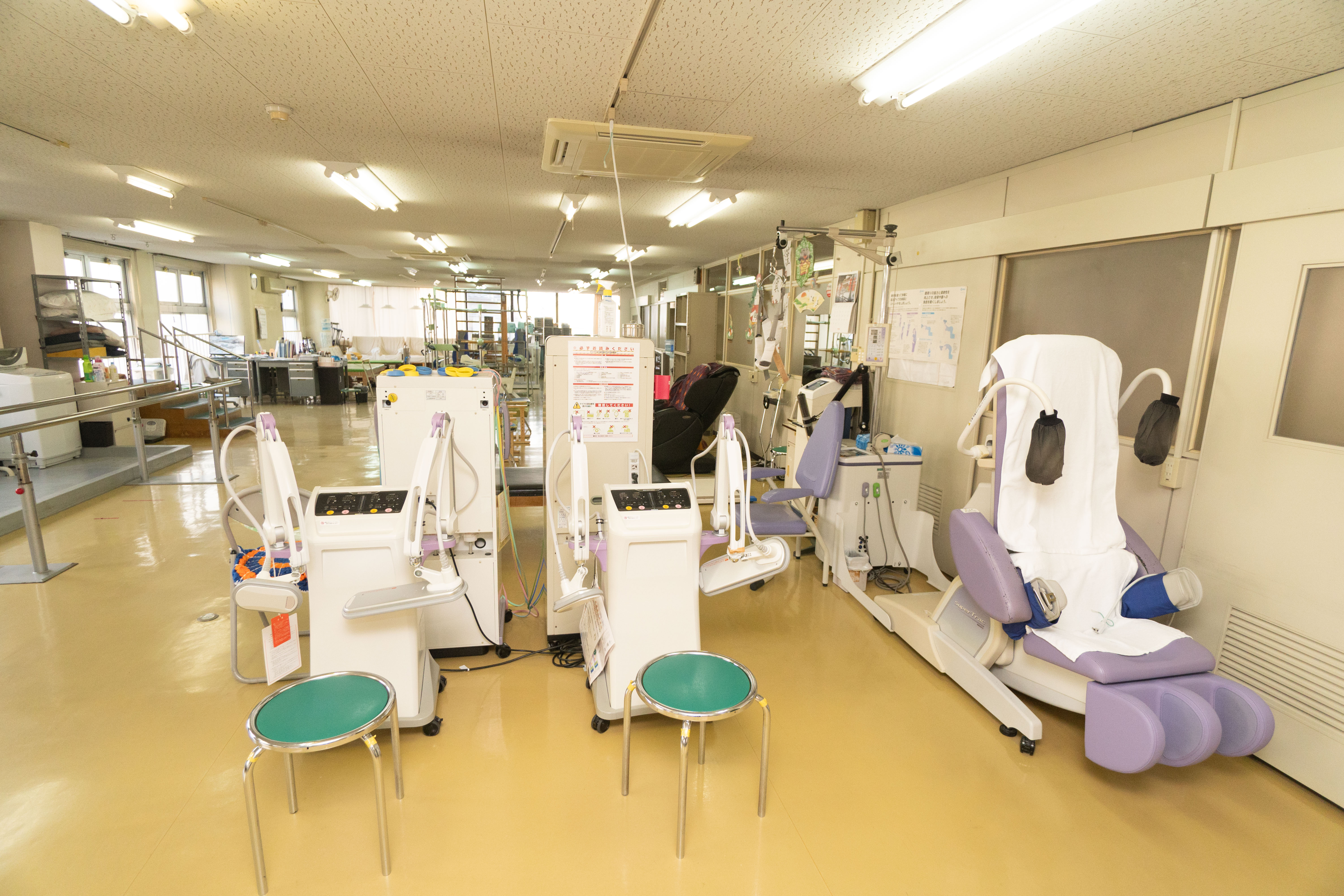 低周波等の機器を備えたリハビリテーション室