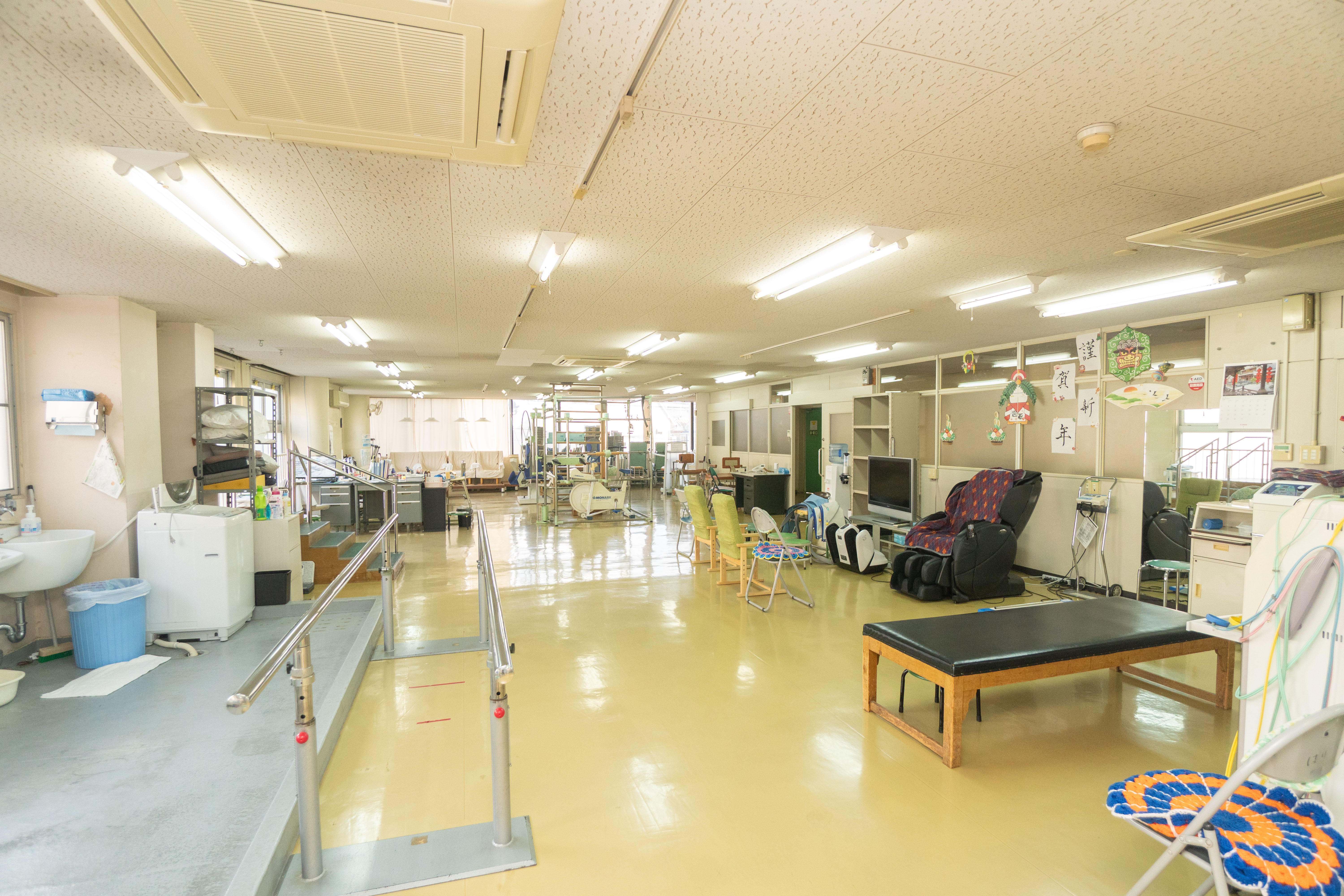 電気療法機器と訓練設備を備えたリハビリテーション室