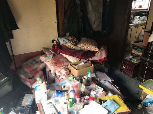 残置物が山積みになった屋内の例