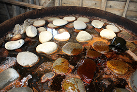 公式豆のたまり工程ページに掲載された木桶からたまりを扱う工程