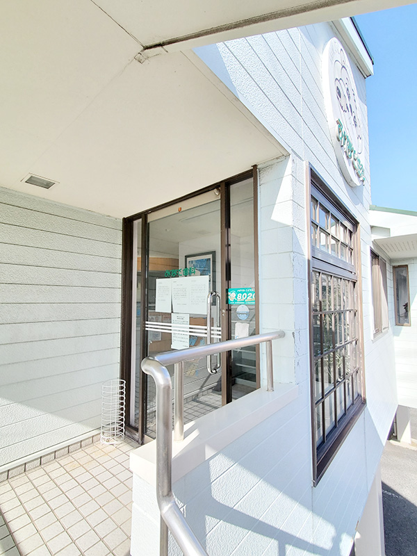 公式院内紹介に掲載された、医院名看板と入口が見える建物外観