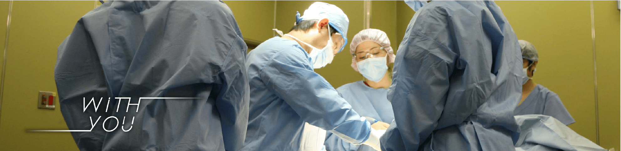 手術室で医療にあたる三宿病院のスタッフ