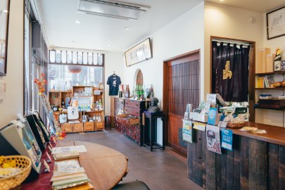 酒瓶や案内を並べた三輪酒造直営店の店内