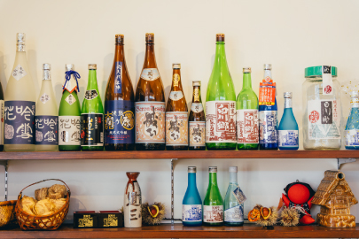 直営店の棚に並ぶ三輪酒造の日本酒とにごり酒