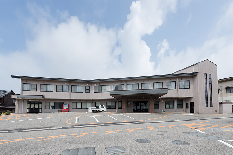 公式施設紹介に掲載された建物正面と来院者用入口