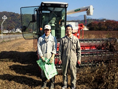 公式原料大豆ページ掲載の松本市・浜農場の生産者と収穫機