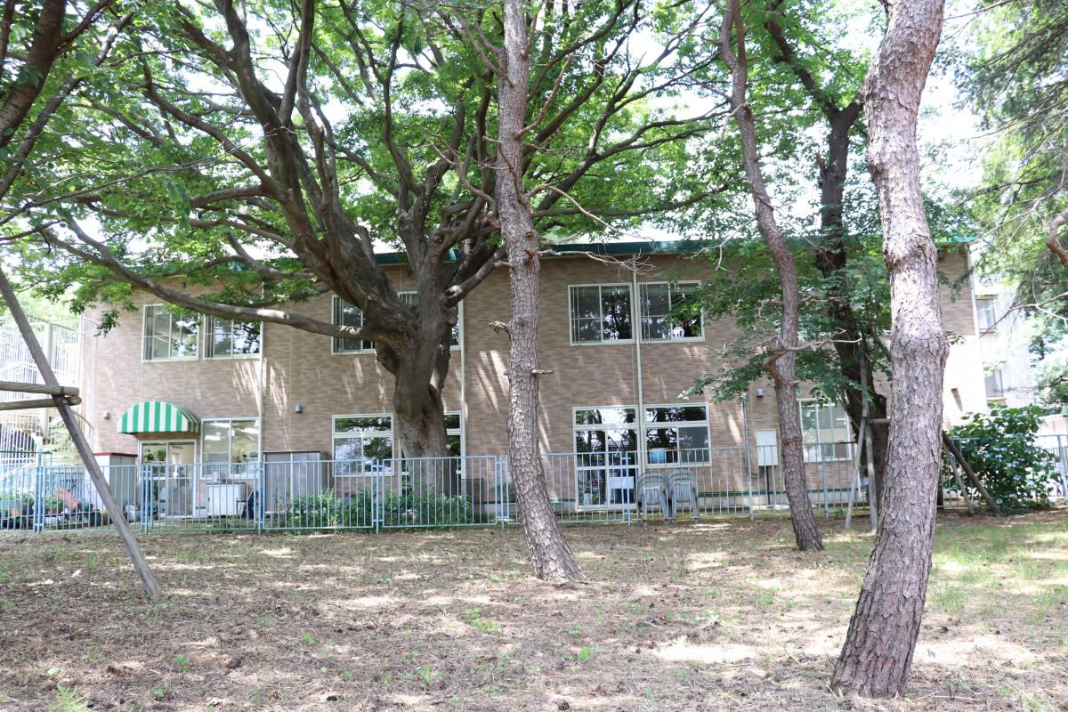 公式療養環境ページに掲載された緑に囲まれたリハビリテーション棟