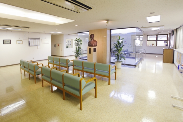 公式療養環境ページに掲載された外来待合ロビー