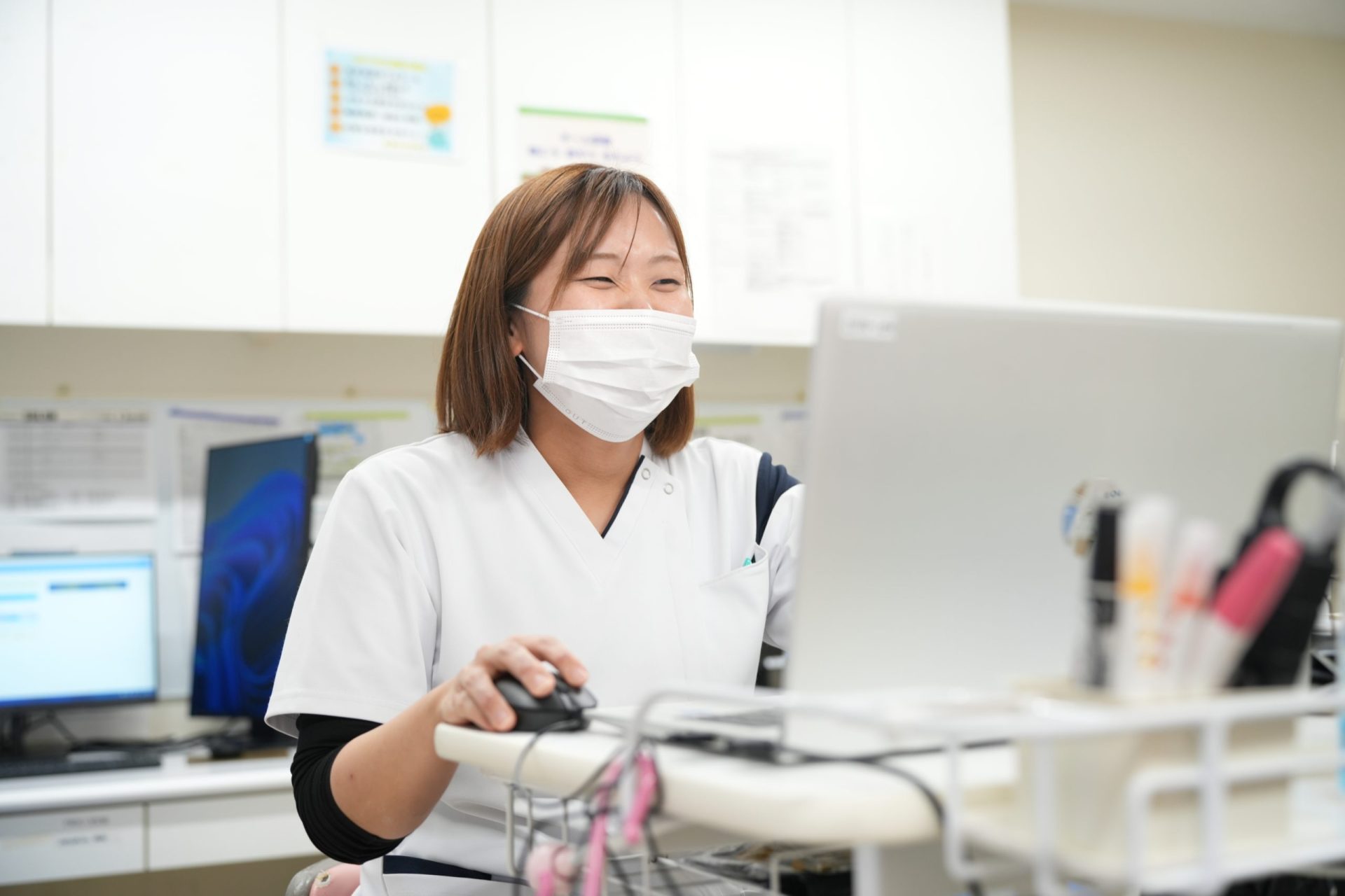 地域包括ケア病棟ページに掲載された業務中の職員。患者は写らない。