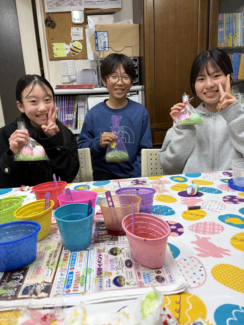 公式イベント記事掲載の、生徒がイースター制作に取り組む教室風景