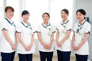 院内で並ぶ看護スタッフ
