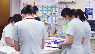 奈良西部病院の医療スタッフが連携する様子