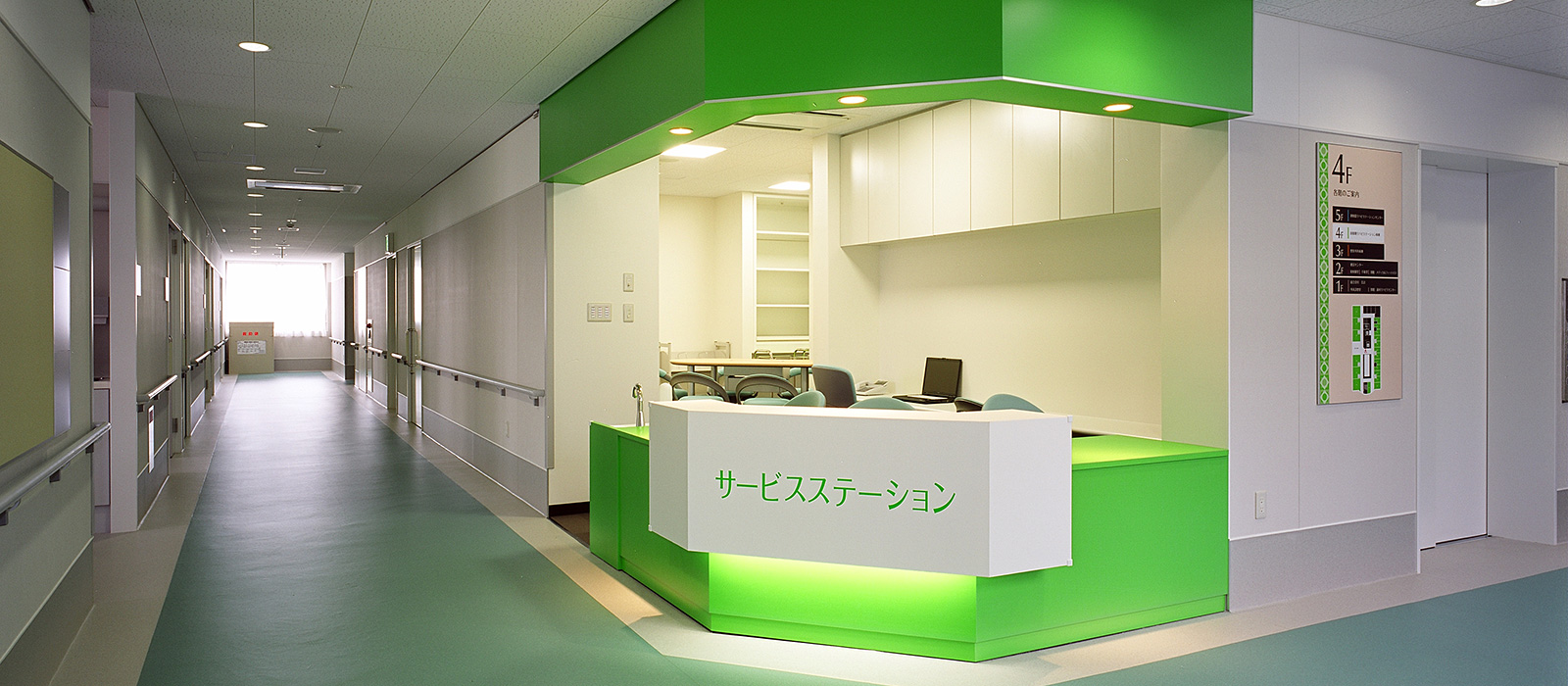 病棟のサービスステーションと廊下