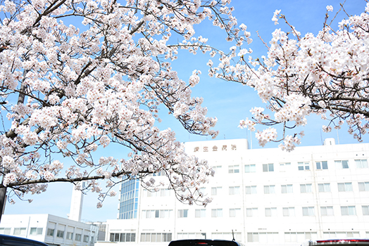 公式トップに掲載された病院敷地の桜と済生会新潟病院のマーク