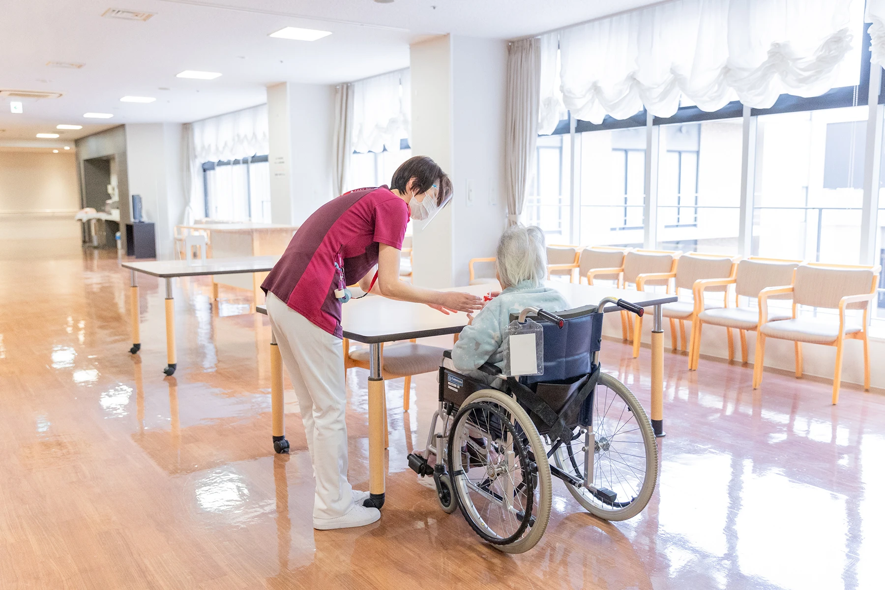 病棟で記録を確認する看護職員