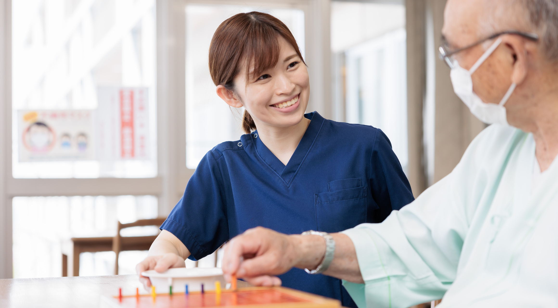 看護師が入院患者と向き合う様子