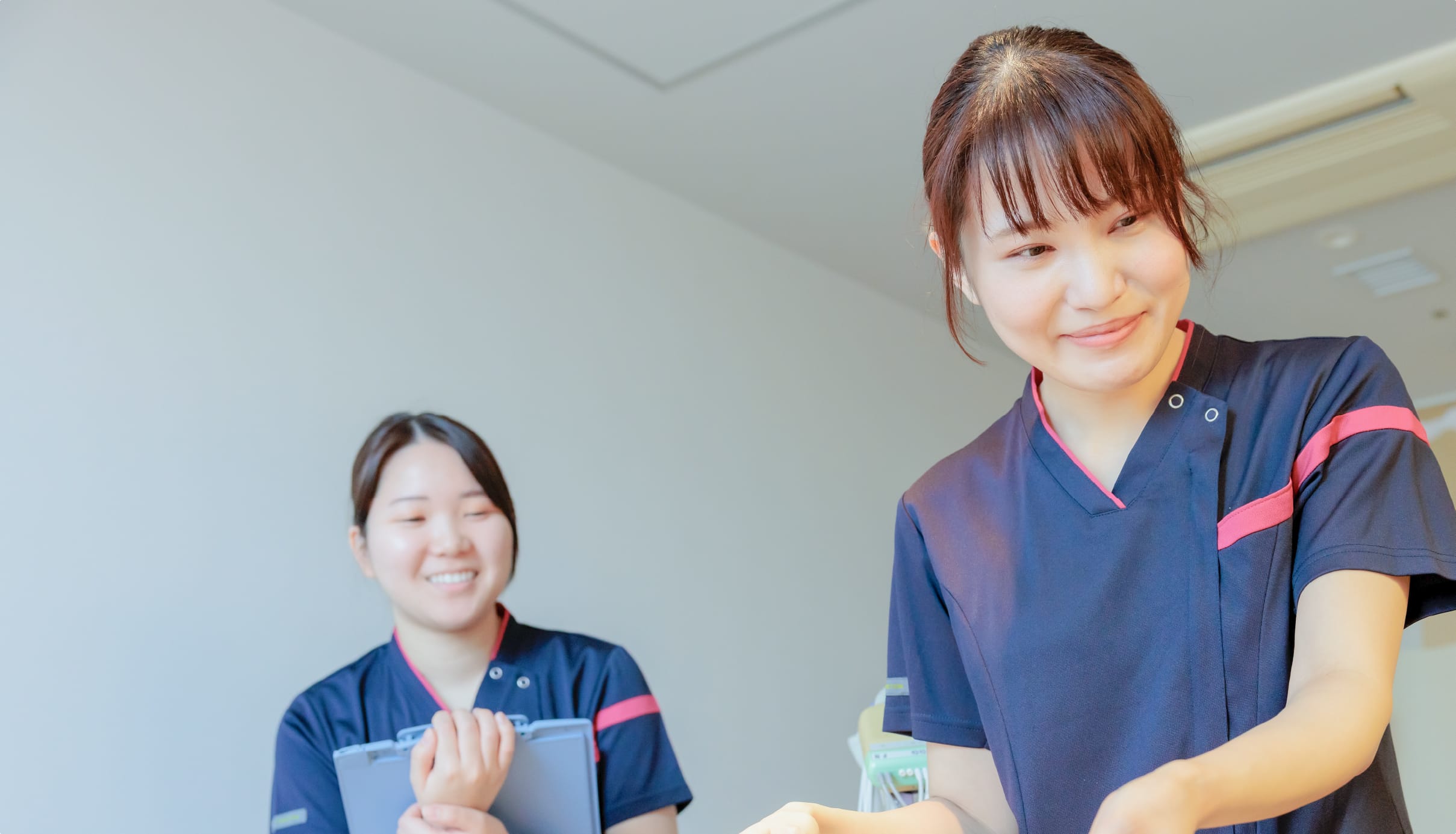 看護スタッフが患者に寄り添う様子