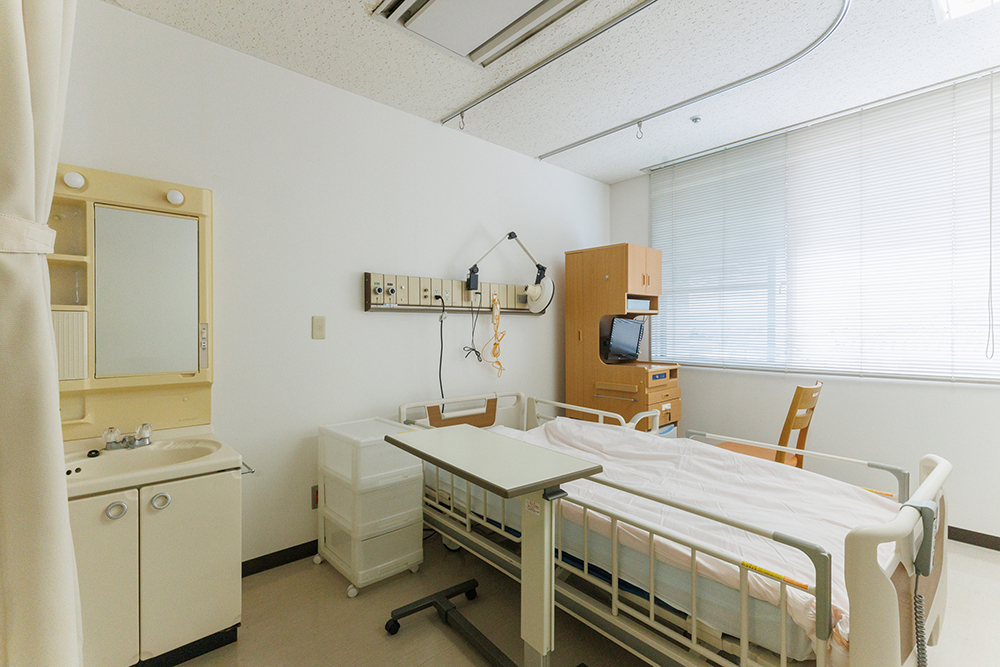 公式病棟紹介ページに掲載されたベッドと洗面設備のある病室