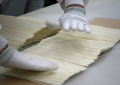 公式トップの磨き工程に掲載された麺束の実写