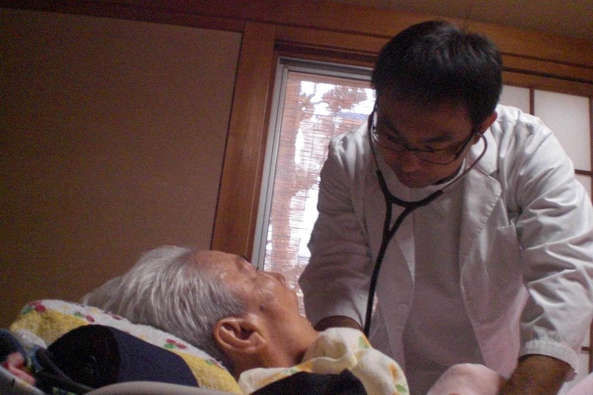 自宅で診療する医師と患者