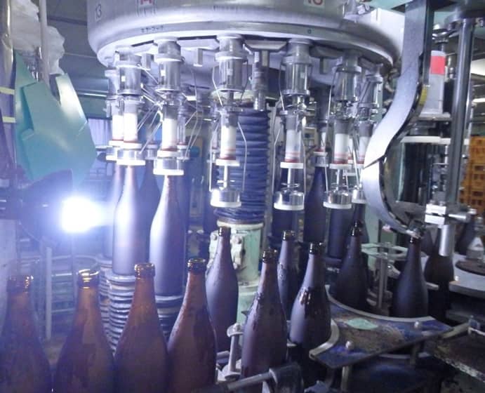 公式酒造りページに掲載された、日本酒の瓶詰め設備