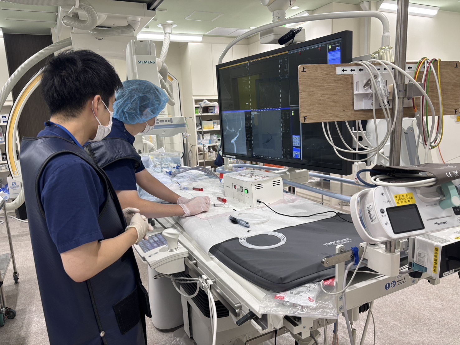 公式ブログ「血管内ハンズオン」に掲載された医療機器を用いた研修の様子