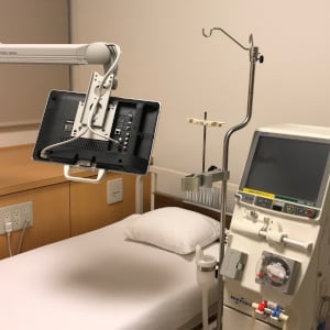 公式透析センターページに掲載された無人の透析用ベッドと機器。