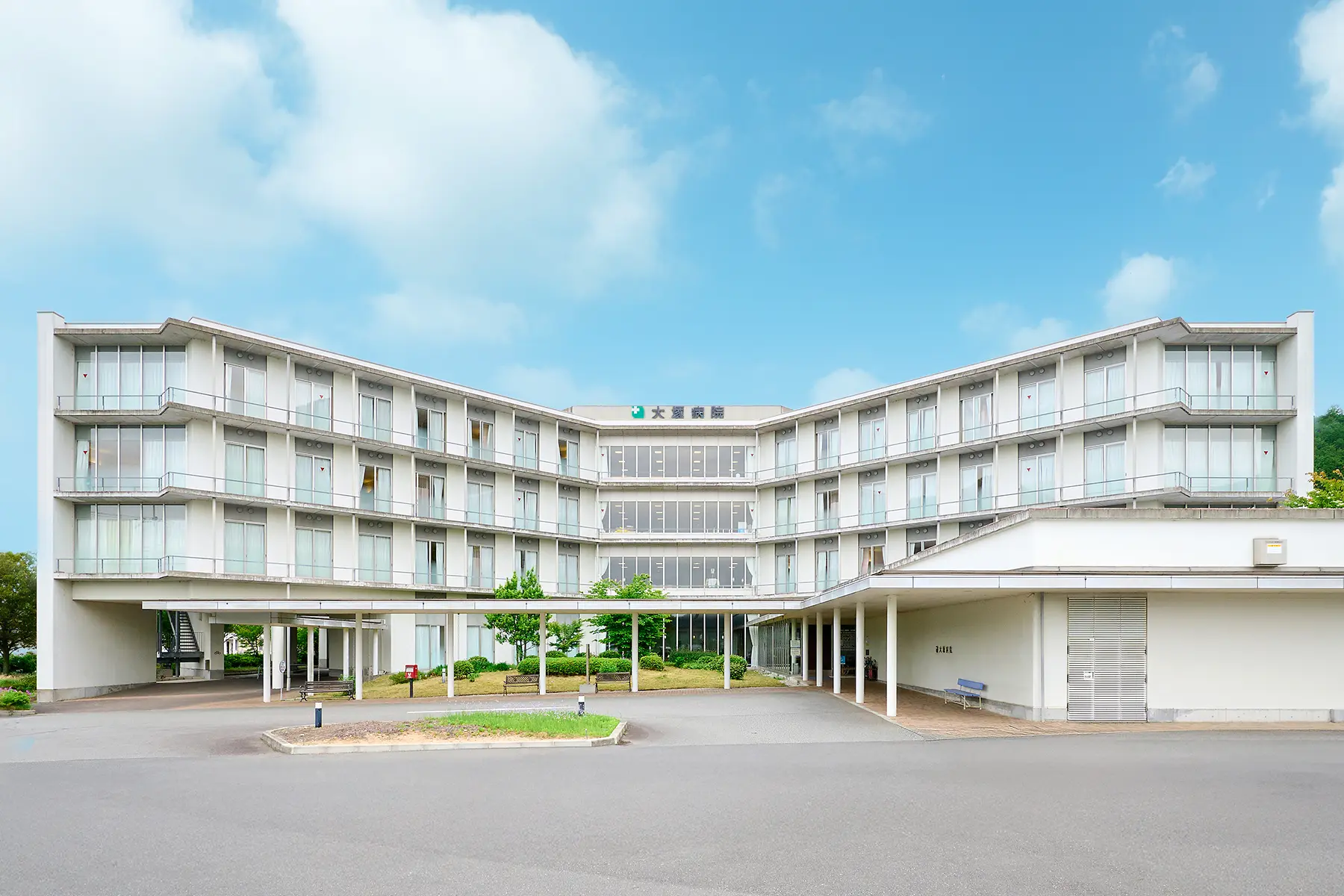 本館に大塚病院の名称表示がある公式の建物外観