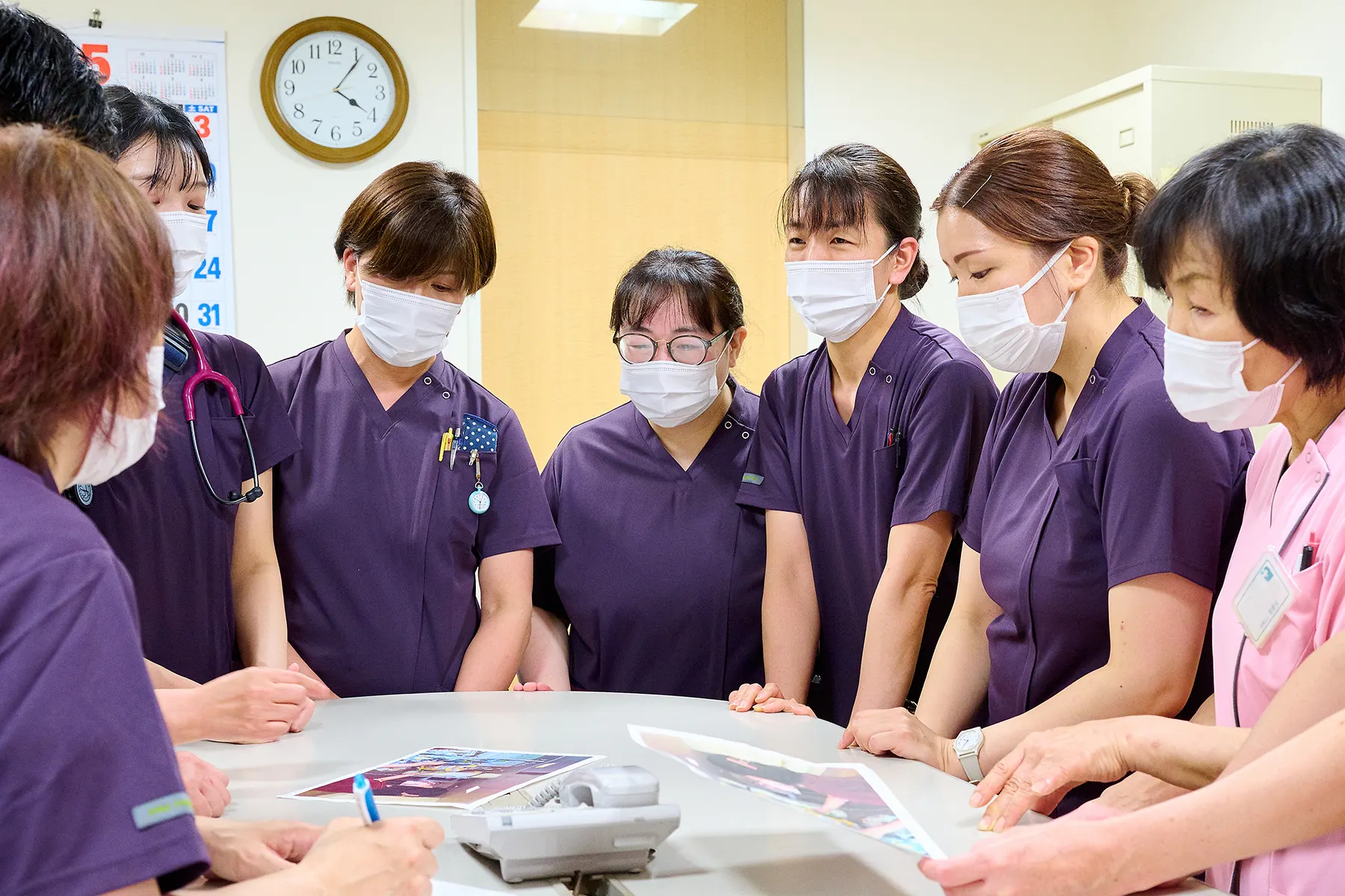 看護職員がカンファレンスを行う公式写真