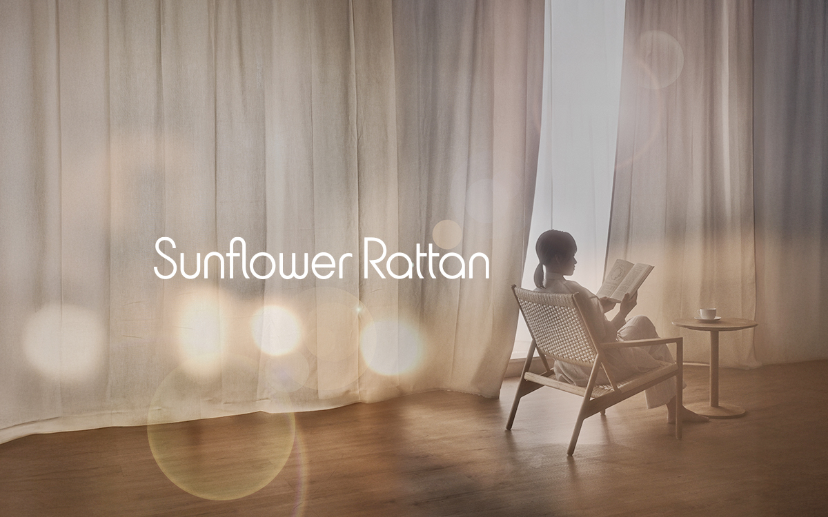 公式Sunflower Rattanページの、ラタンチェアと室内の暮らしを示す写真
