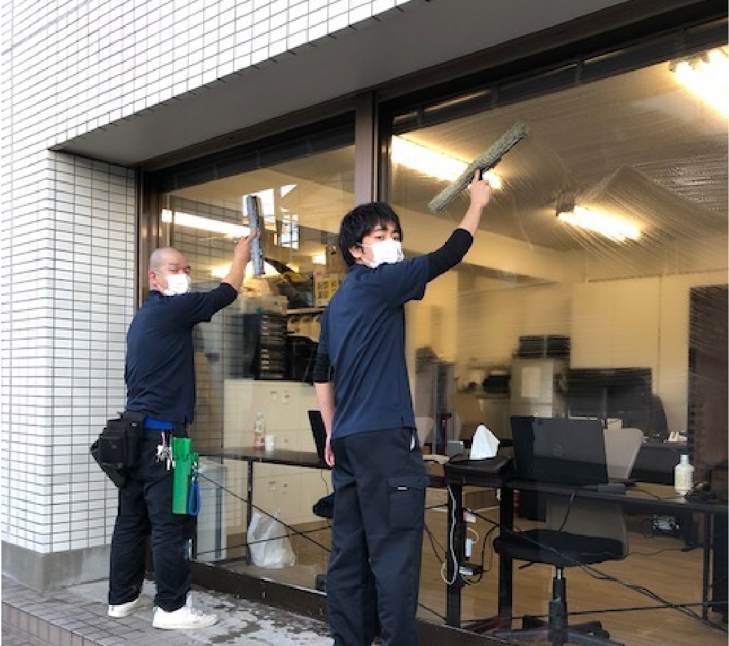 従業員が働く様子