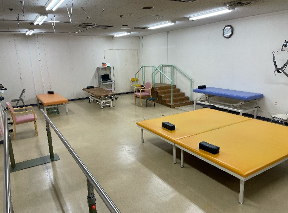 平行棒や訓練台を備えた六甲病院のリハビリテーション室