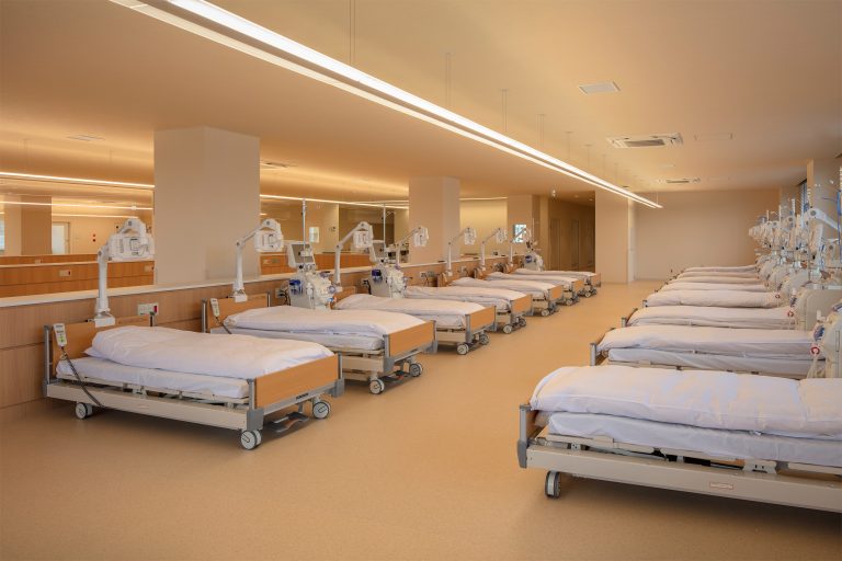 3階透析室60床うち個室4床、半個室7床