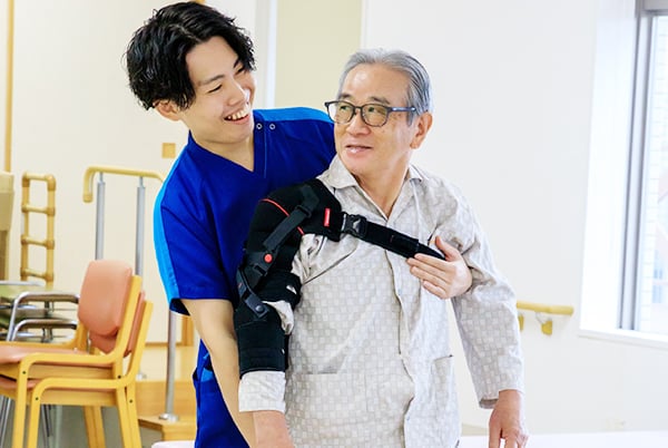 公式回復期リハビリテーション案内に掲載された装具を使った立位訓練
