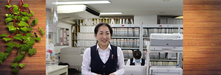 外来受付で応対するスタッフ