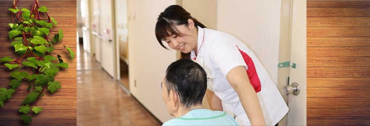 病棟で患者に寄り添うスタッフ