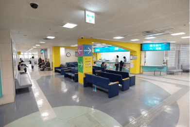 外来待合・受付の院内風景