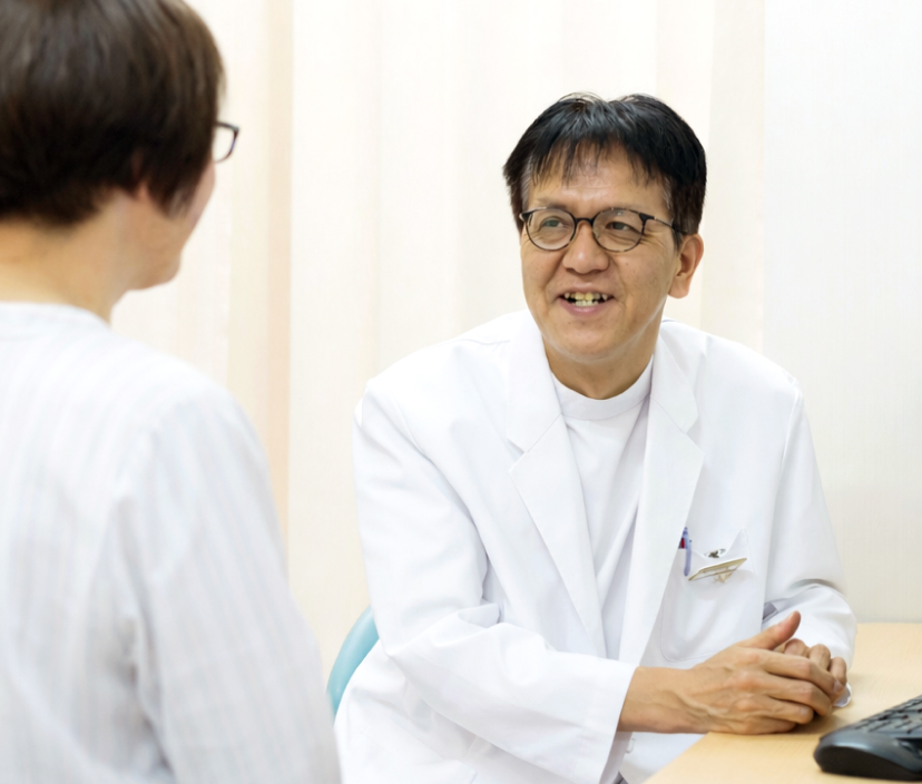 医師が患者に説明する診察の様子