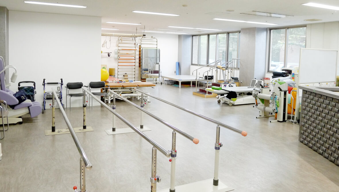 公式の施設紹介に掲載された無人の理学療法室