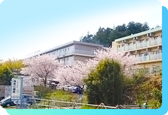 公式施設案内に掲載された、桜並木と神奈川病院の建物外観