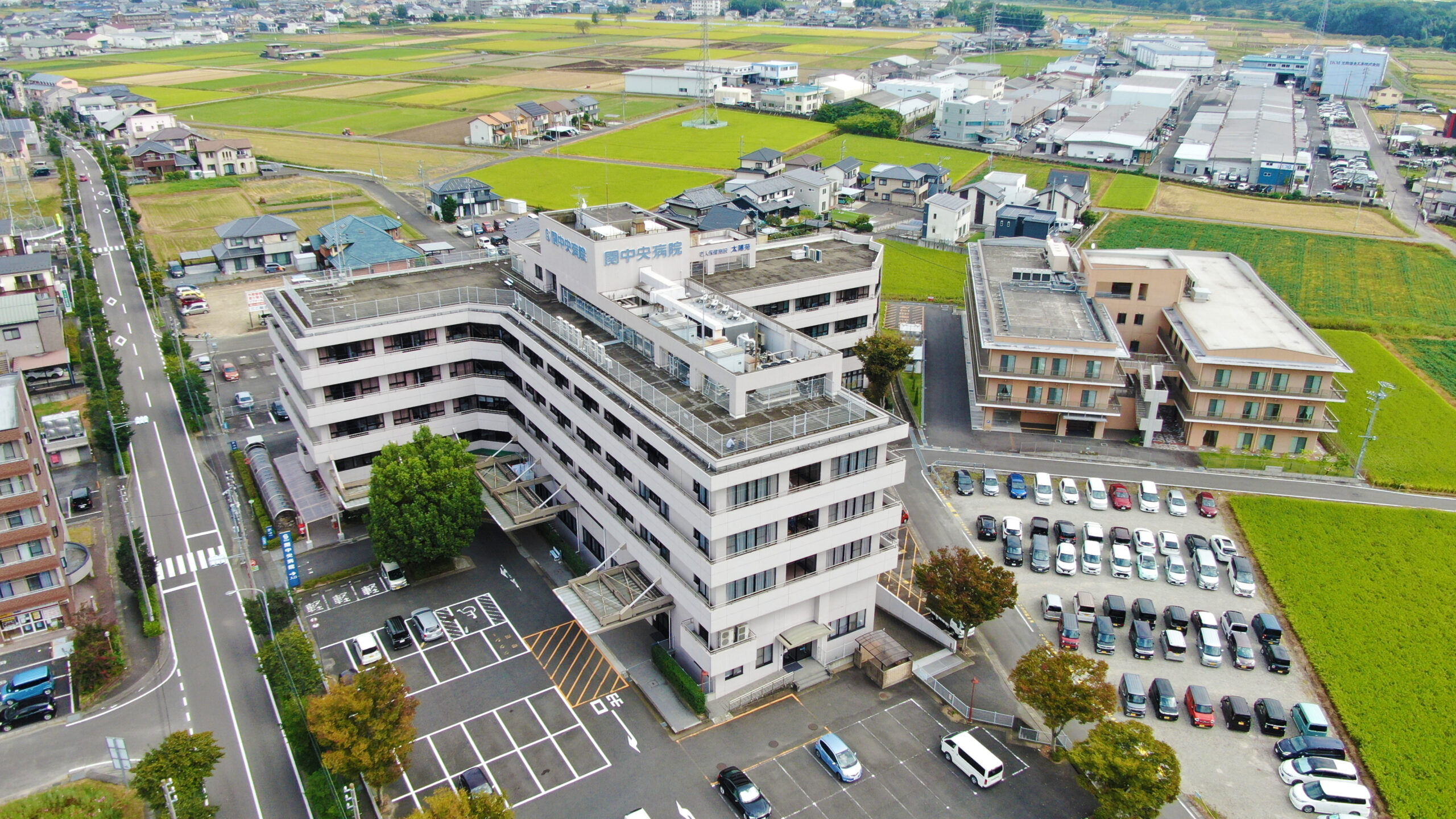 公式アクセスページに掲載される病院敷地と周辺の空撮