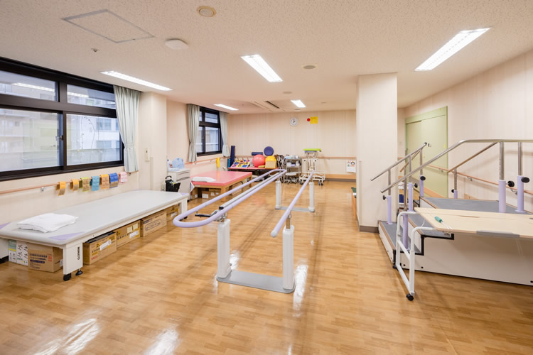 平行棒などを備えたリハビリテーション室