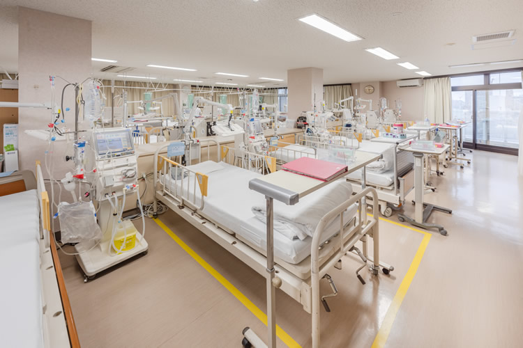 透析ベッドと治療設備が並ぶ透析室
