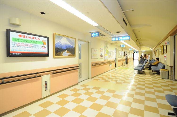 待合椅子と診療室へ続く院内通路
