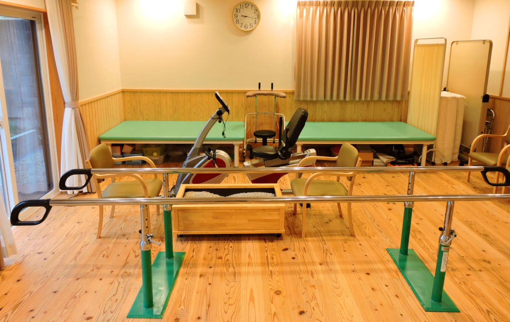 平行棒と運動機器を備えたリハビリテーション室
