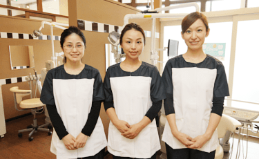 公式スタッフ紹介に掲載された診療室のスタッフ
