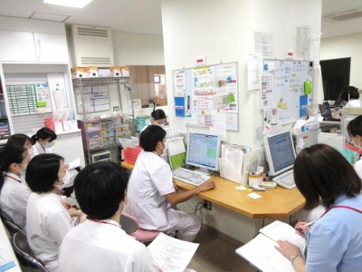 看護スタッフがナースステーションで情報共有する様子
